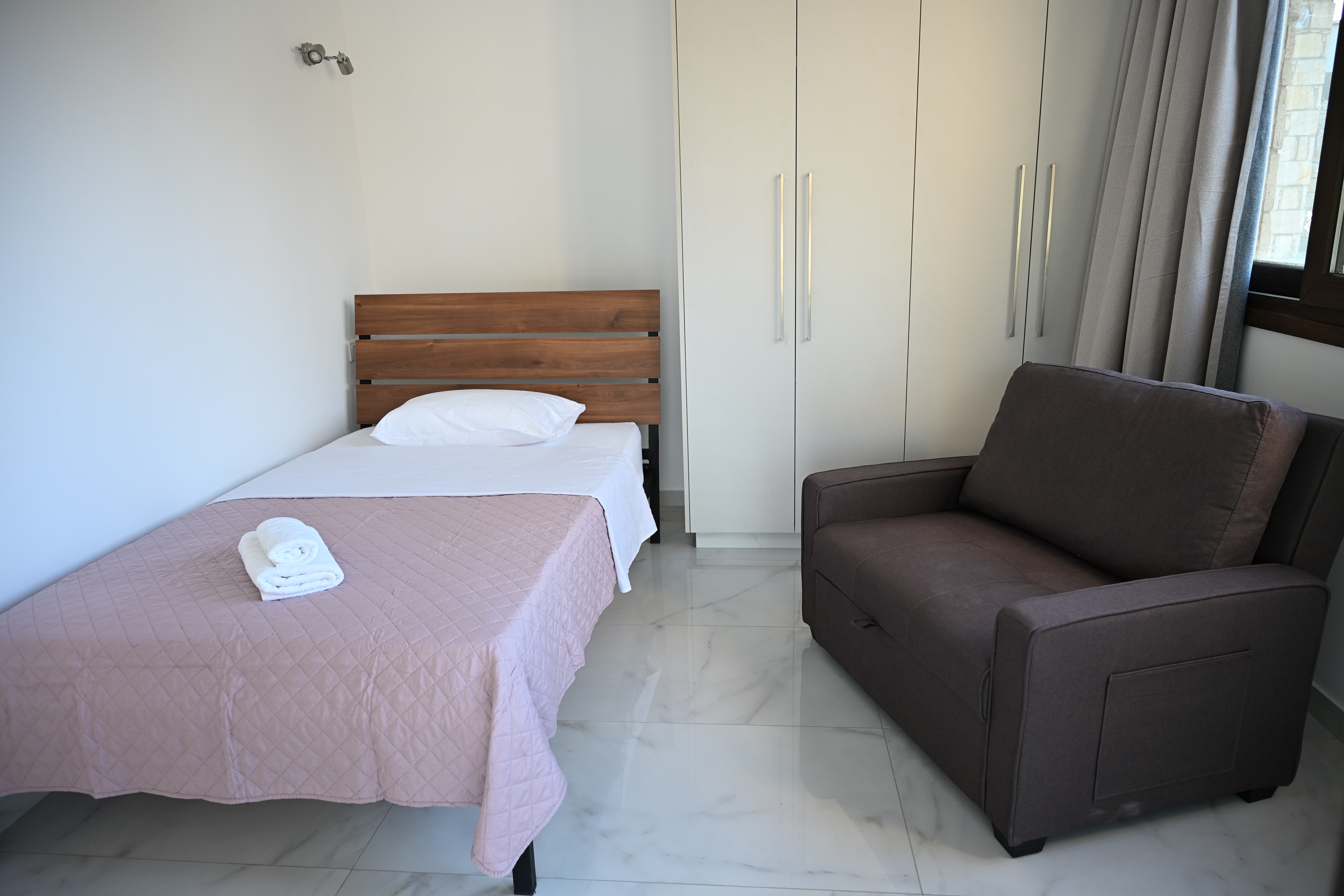 The Queen's single bed with an expandable chair